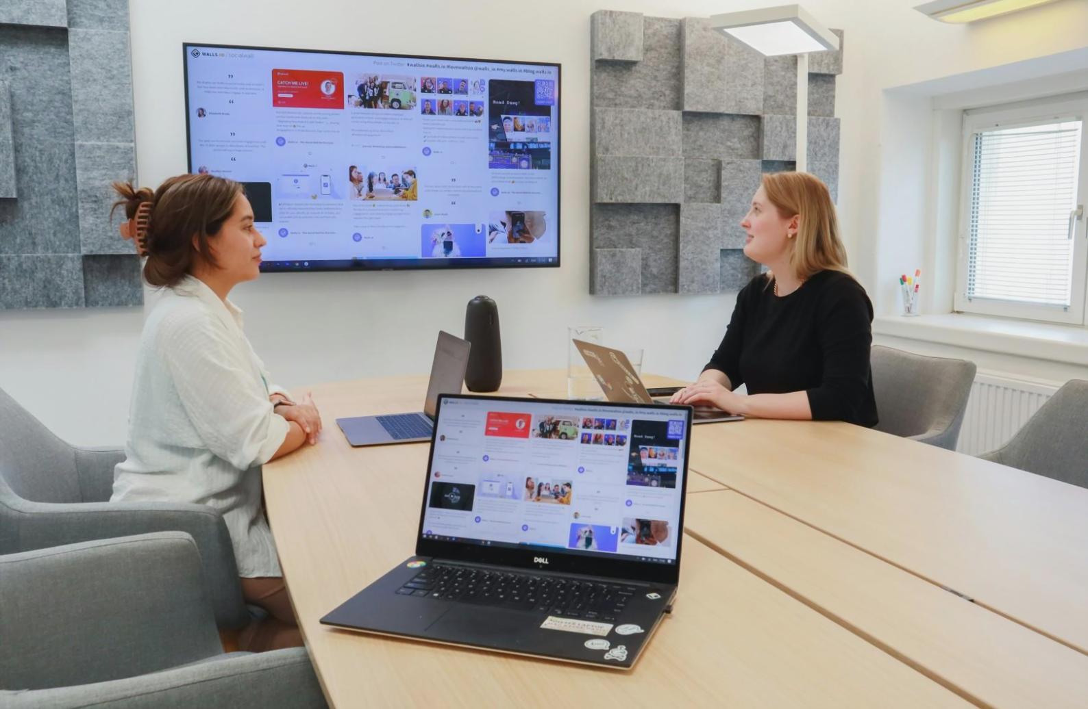 Profesionales trabajando colaborativamente en proyecto de tecnología financiera